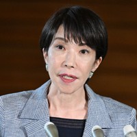 トランプ米大統領との電話協議を終え、報道陣の取材に応じる高市早苗首相＝首相官邸で2025年11月25日午前11時1分、平田明浩撮影