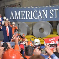 USスチールが本社を置く米東部ペンシルベニア州ピッツバーグ近郊で、聴衆の歓声に応えるトランプ大統領＝2025年5月30日、金寿英撮影