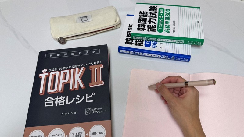 育休明けの復職を模索しつつ、韓国語の勉強に励む千尋さん（仮名）＝本人提供