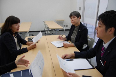 塾生の進路について打ち合わせをする伊庭葉子代表（左）と指導陣＝東京都新宿区のさくらんぼ教室飯田橋教室で2025年10月16日午後3時17分、山崎明子撮影