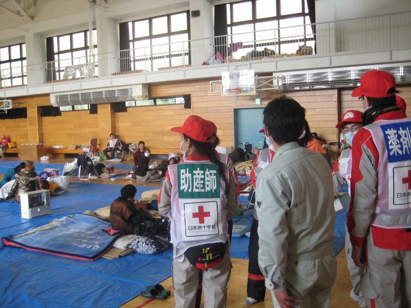 東日本大震災の避難所で救護活動をする日本赤十字社の医療スタッフ＝金子至寿佳医師提供