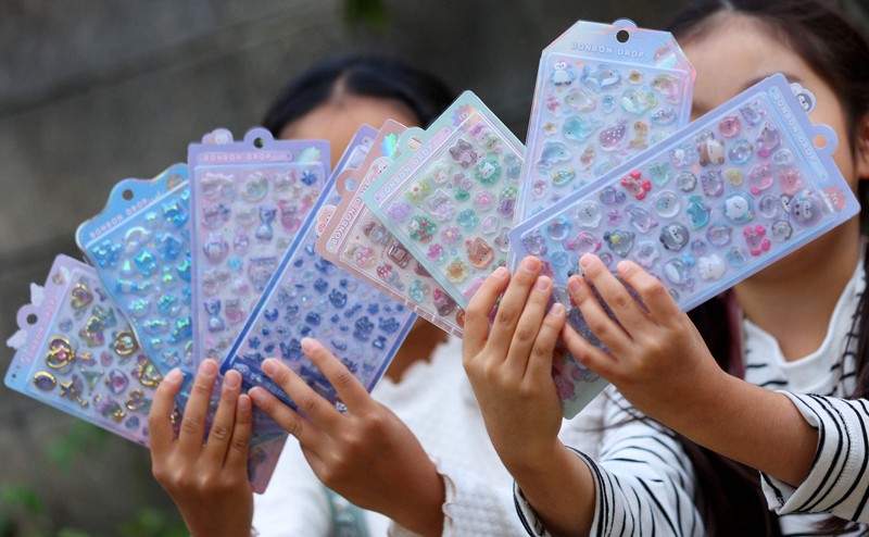 【正規品】ボンボンドロップシール　16種まとめ売り　クーリア 爆発的ブームのボンボンドロップシール [写真特集1/18] | 毎日新聞