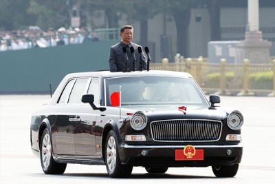 中国は「高市発言」を利用して「現状変更」を画策している（抗日戦勝80周年記念日のパレードで閲兵する習近平国家主席、2025年9月、北京市）　Bloomberg