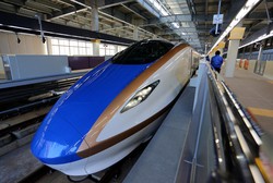 JR金沢駅に停車する北陸新幹線W7系＝金沢市で2015年2月、幾島健太郎撮影