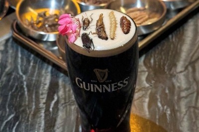 タイ各地から厳選した食用昆虫をトッピングしたギネスビール＝バー「Tax（タックス）」のインスタグラムから