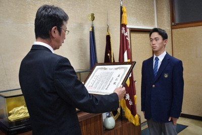 21世紀枠県推薦校の表彰を受ける高岡第一の津嶋心主将（右）＝富山県高岡市で、浜名晋一撮影