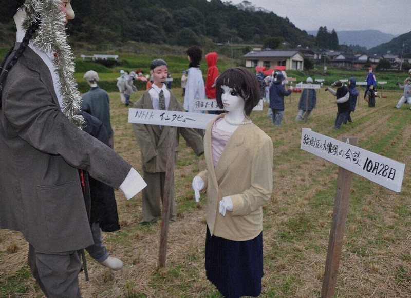 今年の人”ユニークなかかし80体 田んぼに登場 美郷 ／宮崎 | 毎日新聞
