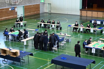 両候補の得票や無効票を確認する市職員ら＝茨城県神栖市溝口の市民体育館で2025年11月26日午前9時48分、斉藤瞳撮影