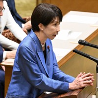 公明党の斉藤鉄夫代表と討論を行う高市早苗首相＝国会内で2025年11月26日午後3時45分、平田明浩撮影
