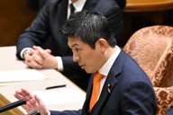 高市早苗首相と討論を行う参政党の神谷宗幣代表＝国会内で2025年11月26日午後3時47分、平田明浩撮影