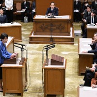 国家基本政策委員会合同審査会で立憲民主党の野田佳彦代表（右手前から2人目）と討論する高市早苗首相（左）＝国会内で2025年11月26日午後3時18分、平田明浩撮影