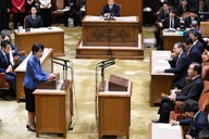国家基本政策委員会合同審査会で立憲民主党の野田佳彦代表（右手前から2人目）と討論する高市早苗首相（左）＝国会内で2025年11月26日午後3時18分、平田明浩撮影