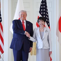 トランプ米大統領（左）を出迎え、握手を交わす高市早苗首相＝東京・元赤坂の迎賓館で2025年10月28日午前9時35分（代表撮影）