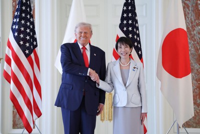 トランプ米大統領（左）を出迎え、握手を交わす高市早苗首相＝東京・元赤坂の迎賓館で2025年10月28日午前9時35分（代表撮影）