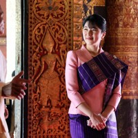 シェントーン寺院の本堂で説明を受けられる天皇、皇后両陛下の長女愛子さま＝ラオス・ルアンプラバンで2025年11月20日午前11時22分、幾島健太郎撮影