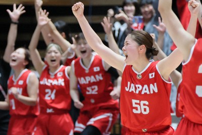 東京デフリンピック・バスケットボール女子決勝、米国との接戦を制して金メダルを獲得し、喜ぶ日本代表の選手たち＝東京・大田区総合体育館で2025年11月25日、和田大典撮影
