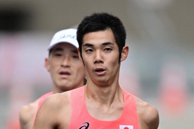 男子マラソンで力走する青山拓朗＝東京都中央区で2025年11月25日、藤井達也撮影