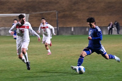 同点に追い付くシュートを放つFW林滉大選手（右）＝広野町下北迫のJヴィレッジスタジアムで2025年11月25日午後5時41分、錦織祐一撮影