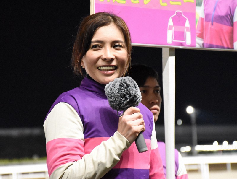 素晴らしい騎手人生」 国内で女性最多勝の宮下瞳騎手、引退式典 | 毎日新聞