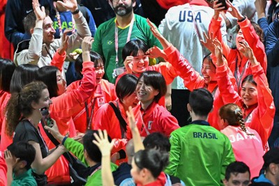 東京デフリンピックの閉会式で盛り上がる日本代表の選手ら＝東京都渋谷区の東京体育館で2025年11月26日、新宮巳美撮影