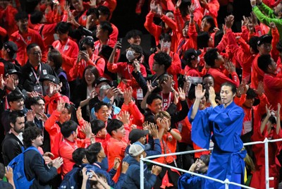 東京デフリンピックの閉会式で盛り上がる日本代表の選手ら＝東京都渋谷区の東京体育館で2025年11月26日、新宮巳美撮影