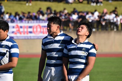 試合後、仲間に肩を抱かれて涙を流す長崎北のSO向井悠人選手（右）＝長崎市内で2025年11月16日午後2時28分、林大樹撮影
