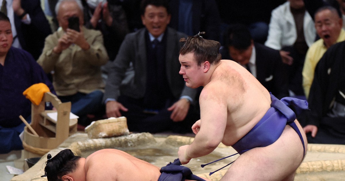 Easy Japanese news in translation: Ukrainian sumo wrestler Aonishiki wins Kyushu tournament