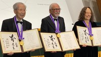 2025年に京都賞を受賞した3人。左から先端技術部門の受賞者・甘利俊一さん、基礎科学部門のアジム・スラーニさん、思想・芸術部門のキャロル・ギリガンさん＝京都市左京区の国立京都国際会館で2025年11月10日、青野由利撮影
