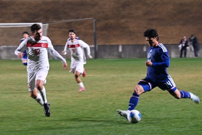 同点に追い付くシュートを放つFW林滉大選手（右）＝福島県広野町下北迫のJヴィレッジスタジアムで2025年11月25日、錦織祐一撮影