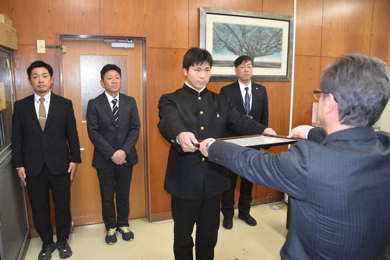 甲子園来賓胸章 センバツ21世紀枠 県推薦「地域に感謝」 六日町に表彰状 ／新潟 | 毎日新聞