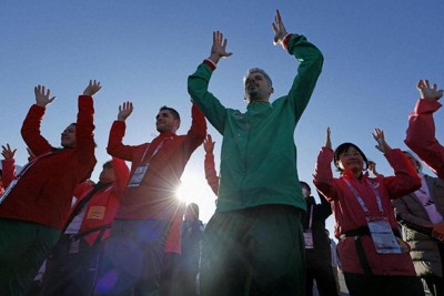 自転車競技の表彰式で、手話で選手に「拍手」を送る人たち＝静岡県日本サイクルSCで（共同）
