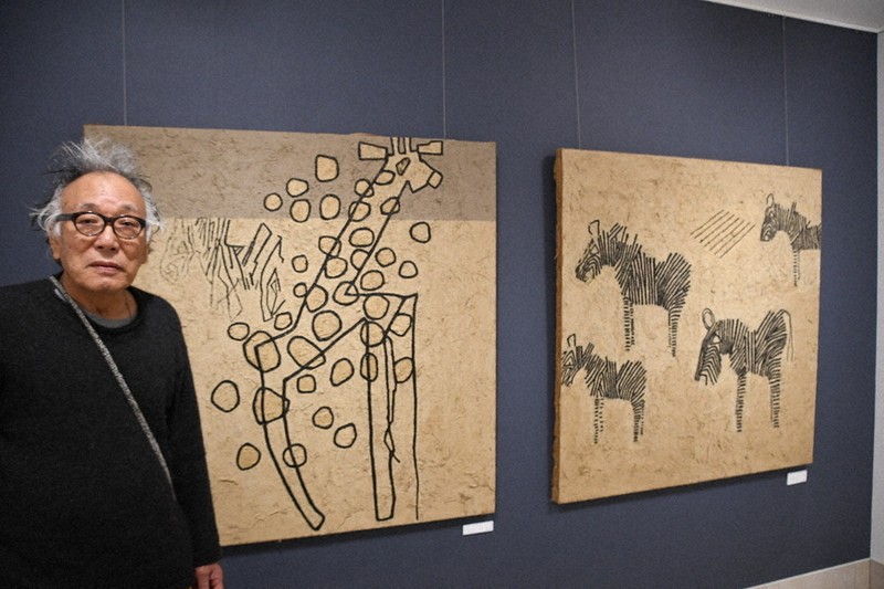 壁土に墨汁、独自世界 津・鈴木さん、アフリカの動物描く ギャラリー