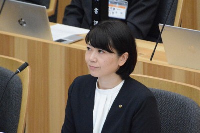 前橋市議会に臨む小川晶市長＝前橋市で2025年11月27日午後0時53分、加藤栄撮影