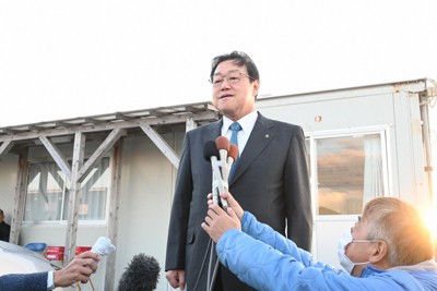 再点検でも得票同数となり、事務所前で報道陣の取材に応じる石田進氏＝茨城県神栖市知手で2025年11月26日午後3時58分、斉藤瞳撮影