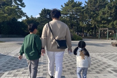 家族と一緒に東京都内から転居し、休日に福岡市内の公園で遊ぶ大成建設の男性社員＝本人提供