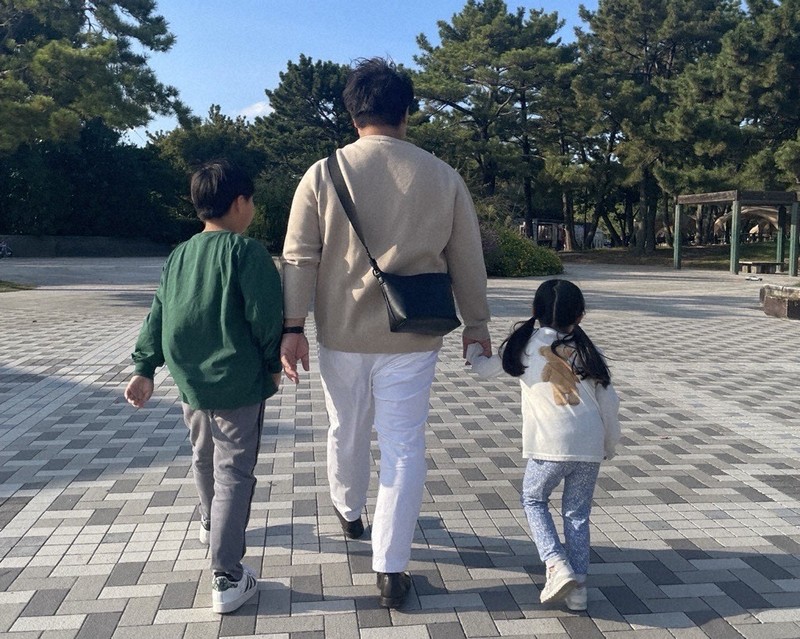 家族と一緒に東京都内から転居し、休日に福岡市内の公園で遊ぶ大成建設の男性社員＝本人提供