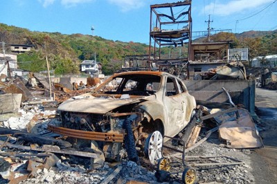 火災で焼け落ちた住宅や車＝大分市佐賀関で2025年11月27日午前10時10分、山口泰輝撮影