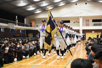 優勝旗を掲げながら入場する九国大付野球部員＝北九州市八幡東区の九国大付で2025年11月27日午前8時41分、井土映美撮影