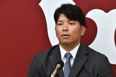 契約更改に臨んだ後、記者会見する巨人の大城卓三捕手＝東京都内で2025年11月27日、牧野大輔撮影