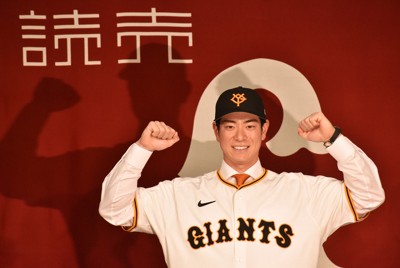 入団記者会見でガッツポーズを見せる巨人の松本剛選手＝東京都内で2025年11月27日、牧野大輔撮影