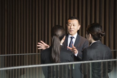 「価値観を押し付けてはいけないけど……」と言いつつ、上司が部下に古い価値観を語っているケースもある（写真はイメージ）＝ゲッティ