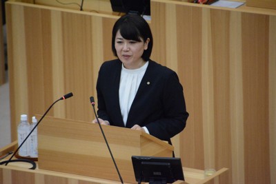 前橋市議会の本会議で、辞職への同意を前に発言した小川晶市長＝前橋市の市議会本会議場で2025年11月27日午後2時3分、加藤栄撮影