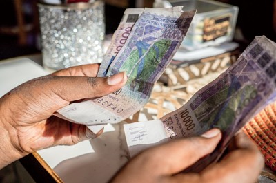 西アフリカ8カ国で流通する「CFAフラン」の紙幣。価値の安定を保っている （セネガルで2024年6月）(Bloomberg)