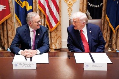 重要鉱物の開発で合意したアルバニージー豪首相（左）とトランプ米大統領＝10月20日 (Bloomberg)