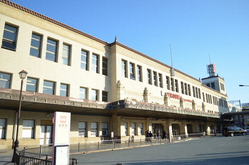 懐かしくてローカル…魅力発信 レトロな駅舎で古本市 あすから 近鉄宇治