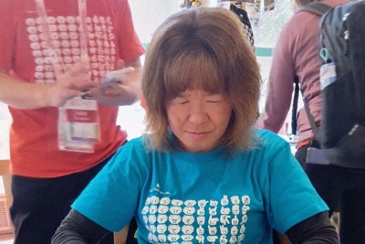 双方向指点字システムを使って、世界の盲ろう者が集まって競技をしたいことを伝える当事者の高橋和代さん＝渋谷区代々木神園町3で