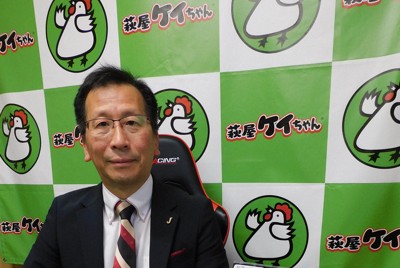 主力商品の「萩屋ケイちゃん」と日下部譲社長＝岐阜県下呂市の萩原チキンセンターで2025年11月13日午後4時7分、安達一正撮影