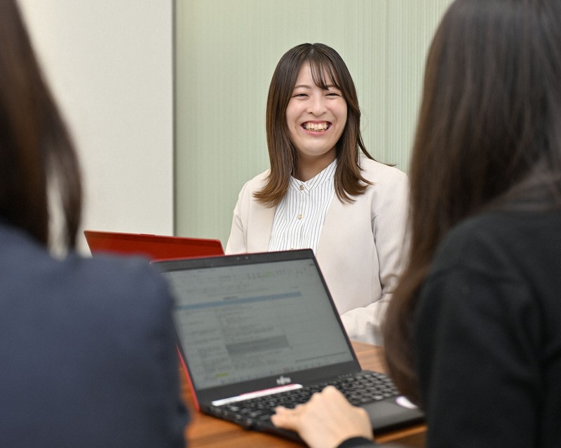 打ち合わせをする三菱UFJ銀行の弘中美帆さん（中央）＝大阪市中央区で2025年10月7日、小関勉撮影