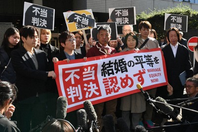 東京高裁の合憲判決を受けて取材に応じる原告ら＝東京都千代田区で2025年11月28日午前11時49分、内藤絵美撮影