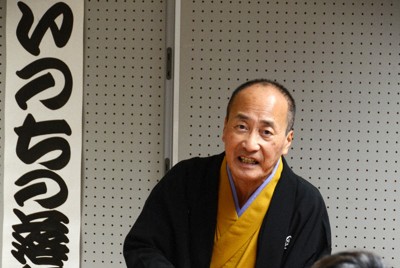 独演会で、がんの仲間を前に「いのちの落語」を披露する樋口強さん＝東京都江東区で2025年10月25日午後1時15分、近藤綾加撮影